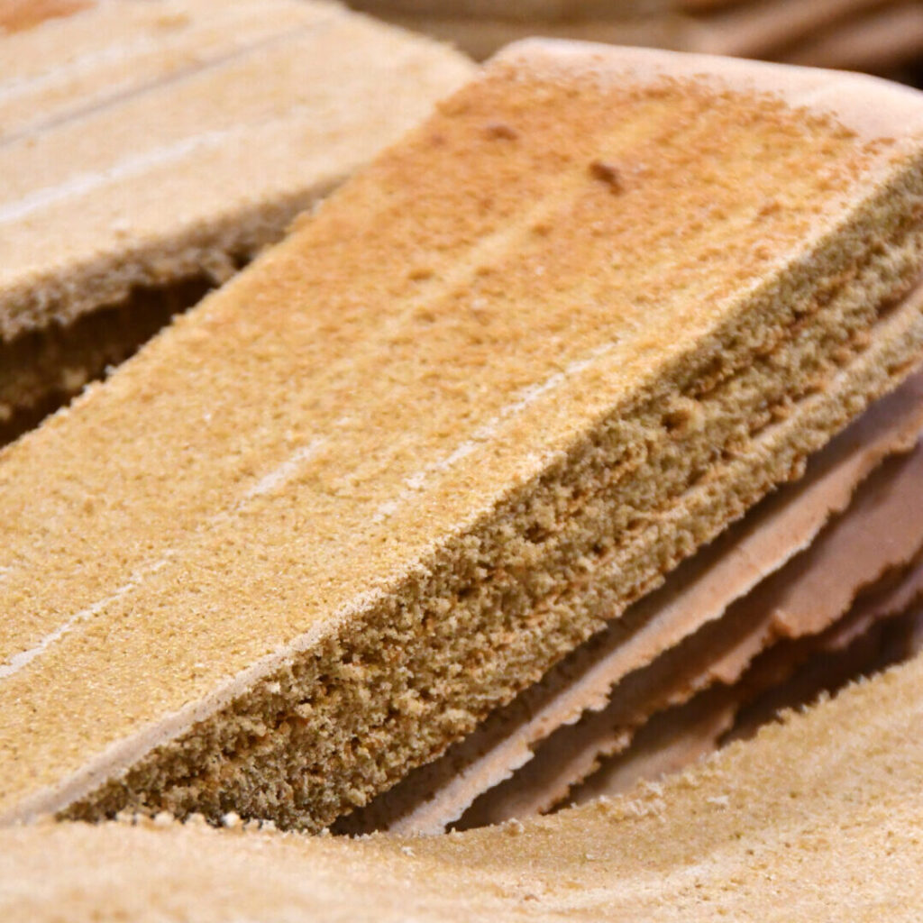 Le biscuit moelleux au café de la crème glacée Tiramisu de Moustache