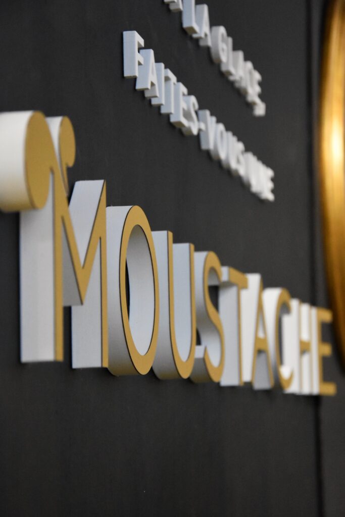 Enseigne du stand des Glaces Moustache au Franchise Salon Expo