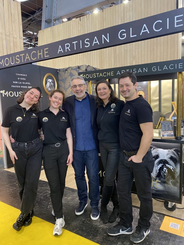 L'équipe des Glaces Moustache au Salon de la Franchise 2026 avec Jean-Pierre Nadir